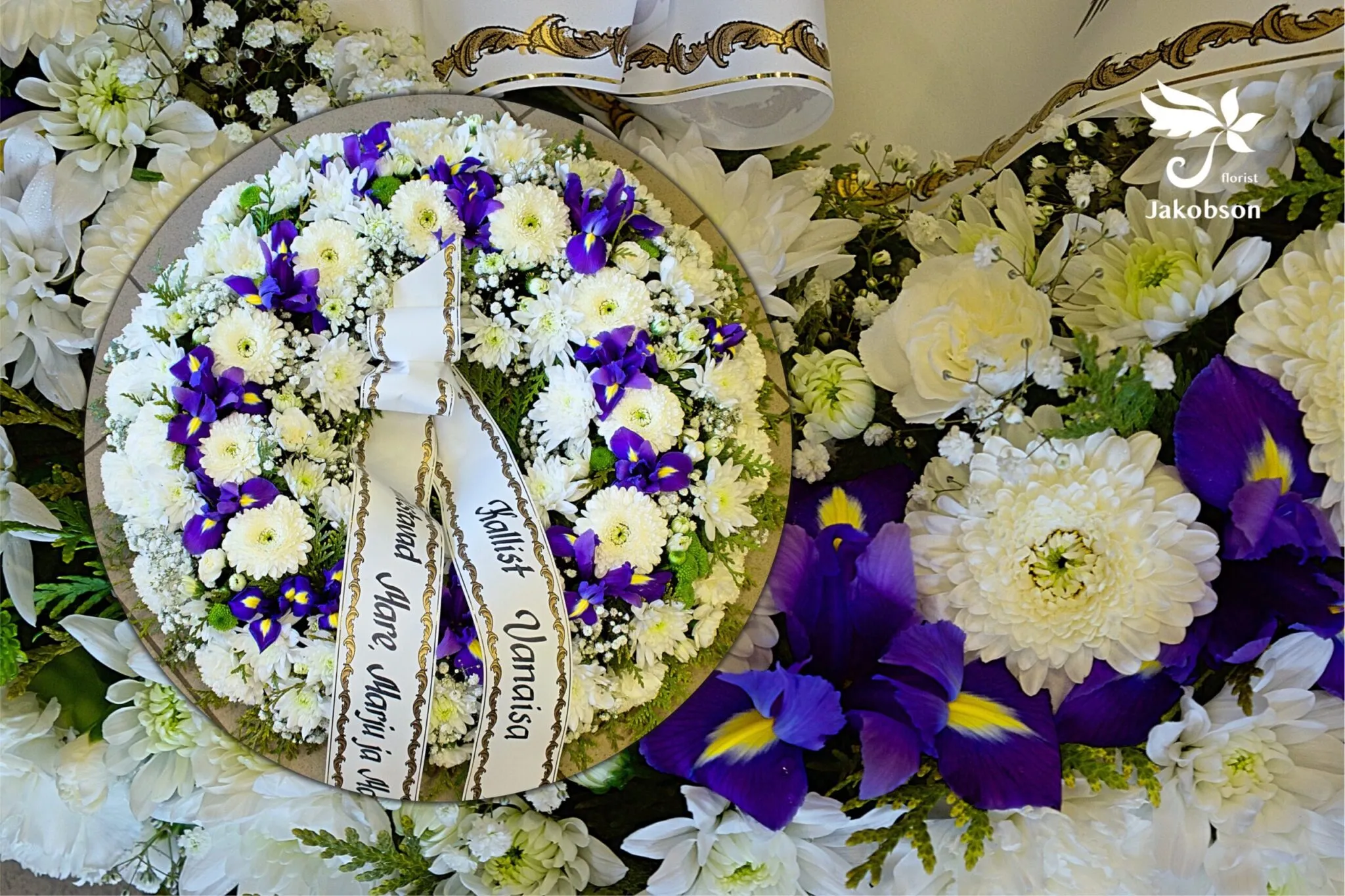 Полный цветов венок